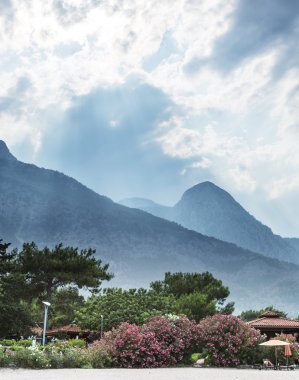 Güneş mounta ayaklarına ayarlama ışınları güzel kıyılarında