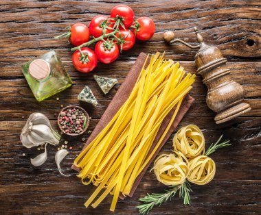 Domates, spagetti makarna ve baharatlar.