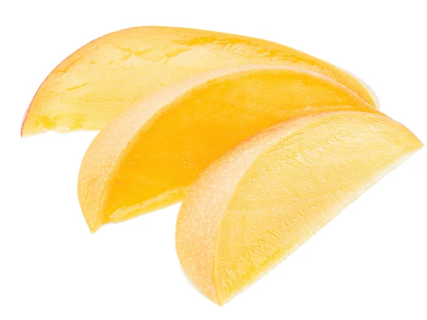 Ломтики манго. Изолированный на белом фоне . — стоковое фото