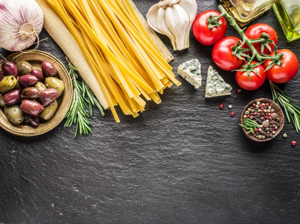 Domates, spagetti makarna ve baharatlar.