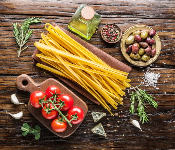 Tomates, massas de esparguete e especiarias . — Fotografia de Stock