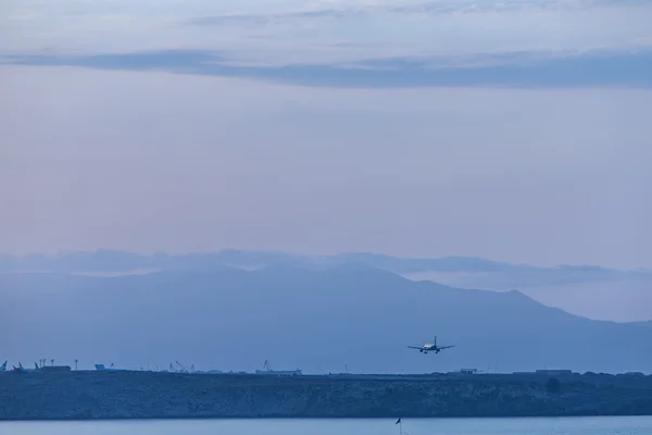 Pôr do sol no aeroporto de Heraklion . — Fotografia de Stock