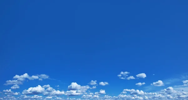 Mavi gökyüzünde bulutlar yığın. — Stok fotoğraf