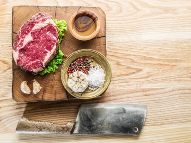 Eski ahşap tepsi baharatlar ile antrikot biftek.