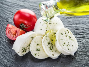 Mozzarella ve domates. Koyu gri arka plan.