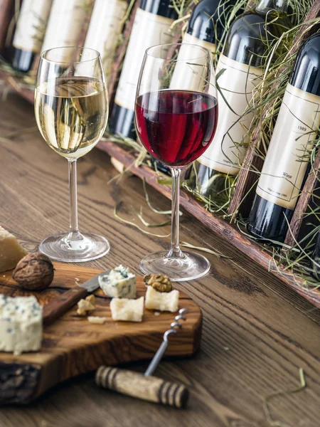 Sklenice vína a sýrů desky. — Stock fotografie