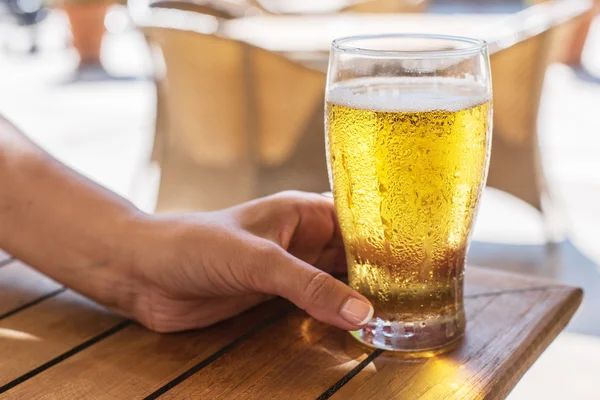 Склянка легкого пива на дерев'яному столі . — стокове фото
