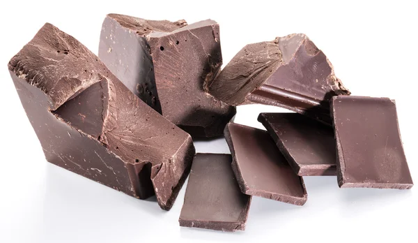 Blocos de chocolate e pedaços de barra de chocolate isolados em um branco — Fotografia de Stock