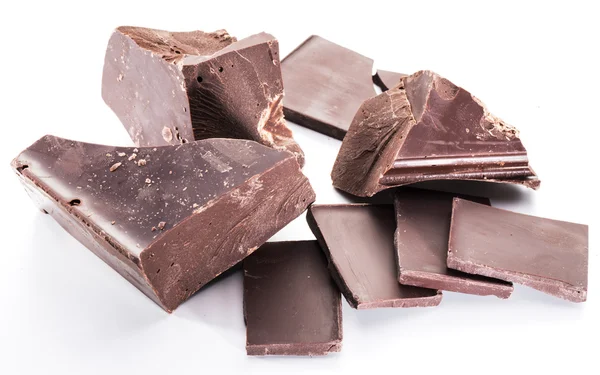 Bloques de chocolate y trozos de barra de chocolate aislados en un blanco —  Fotos de Stock