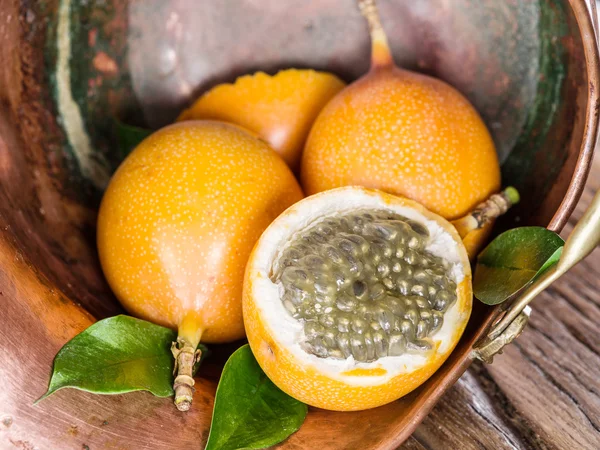 Buah granadilla dalam ember memar . — Foto Stok Gratis