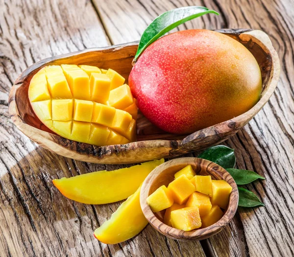 Mango meyve ve ahşap masa mango küpleri. — Stok fotoğraf