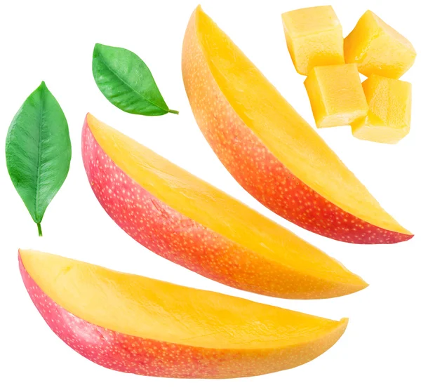 Кусочки фруктов манго и листья на белом. Файл содержит клип — стоковое фото