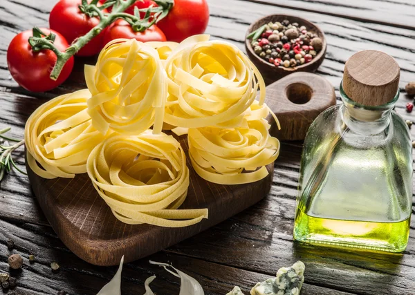 Tomates, pasta y especias . — Foto de Stock