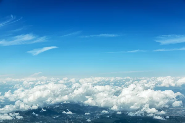 Widok z lotu ptaka chmur i krajobrazu pod nimi. — Zdjęcie stockowe
