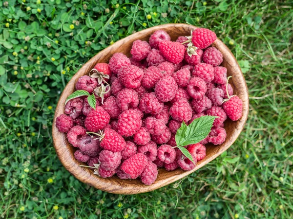 Himbeeren in der Holzschale. — Stockfoto