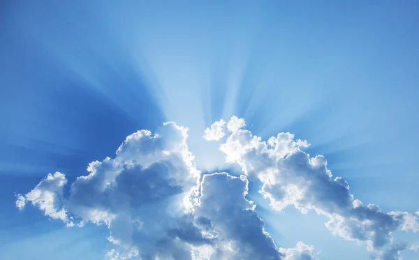 Sol inclinado entre nubes blancas . — Foto de Stock