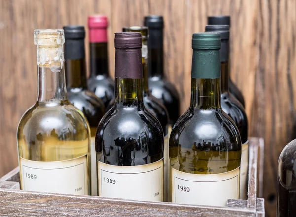 Botellas de vino en una caja de madera  . — Foto de Stock