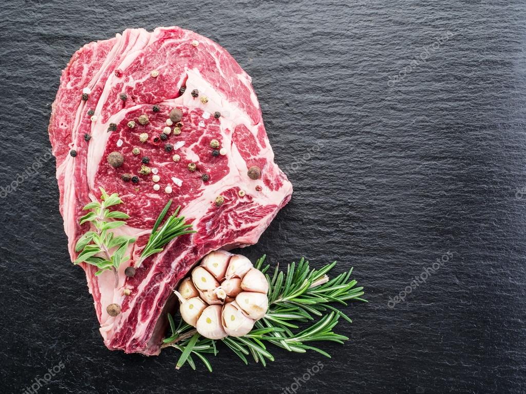 Siyah arka plan üzerine baharat ile kaburga eti. — Stok Foto © Valentyn