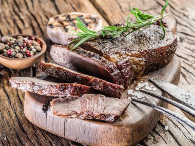 Baharat ahşap tepsi ile antrikot biftek.