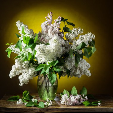 Ahşap masa üzerinde Lila buket.