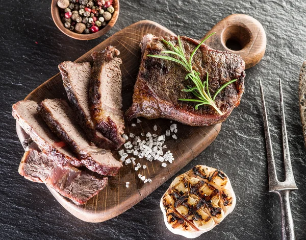 Bife bem passado Ribeye . — Fotografia de Stock