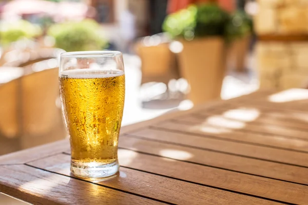 Bicchiere di birra leggera sul tavolo di legno . — Foto Stock