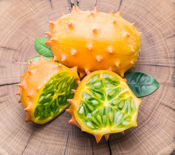 Kiwano frutas na mesa de madeira . — Fotografia de Stock