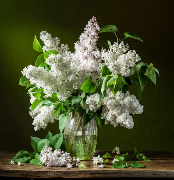 Bouquet de lilas sur la table en bois . — Photo