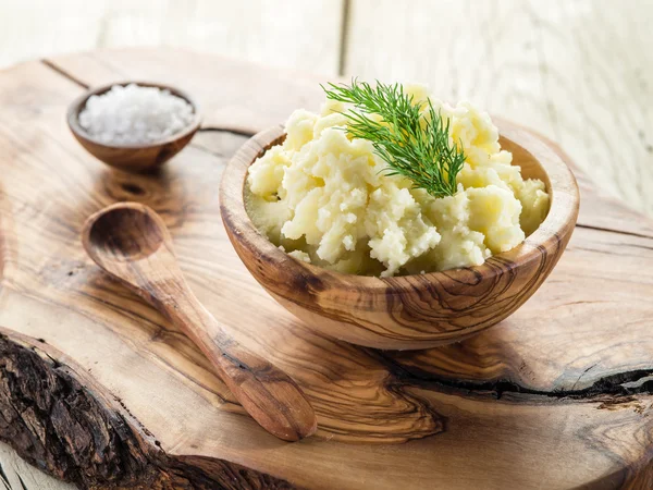 Mashed potatoes in the wooden bowl on the service tray. — Stock Photo, Image