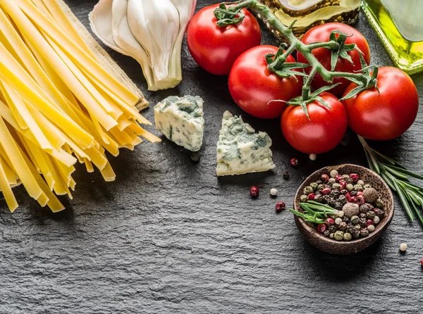 Tomates, massas de esparguete e especiarias . — Fotografia de Stock