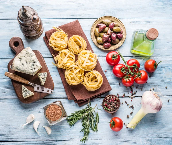 Domates, spagetti makarna ve baharatlar. — Ücretsiz Stok Fotoğraf