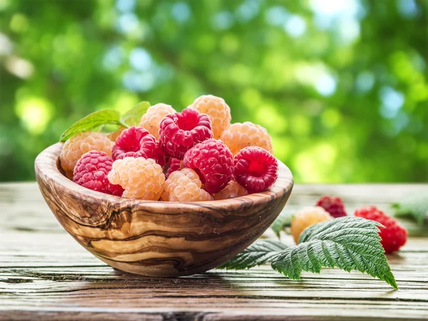 Raspberries in the wooden bowl. — Stock Photo, Image
