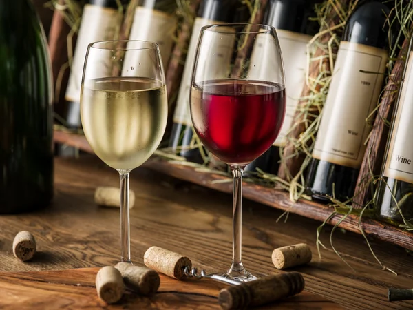 Botellas de vino en el estante de madera . — Foto de Stock