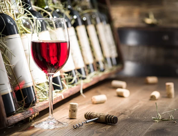 Garrafas de vinho na prateleira de madeira . — Fotografia de Stock