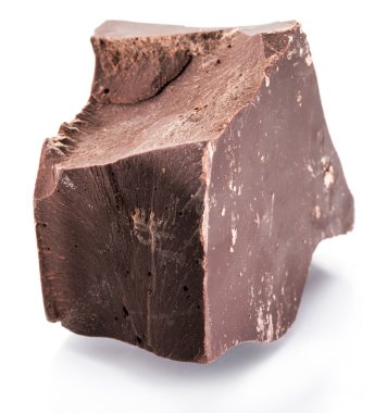 Çikolata blokları ve beyaz bir arka plan üzerinde izole çikolata parçaları.