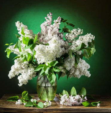 Ahşap masa üzerinde Lila buket.