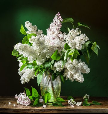 Ahşap masa üzerinde Lila buket.