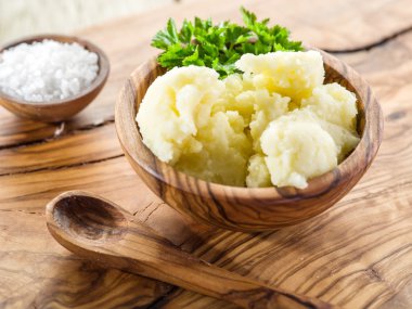 Servis tepsi ahşap kase patates püresi.