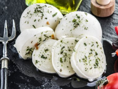 Mozzarella ve domates. Koyu gri arka plan.