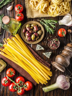 Domates, spagetti makarna ve baharatlar.