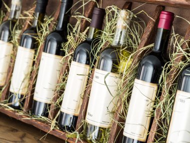 Ahşap raf şarap şişeleri.