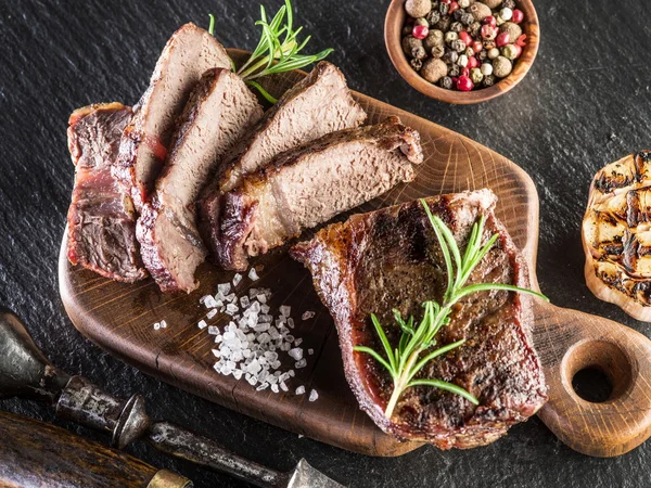 Propečený steak Ribeye. — Stock fotografie