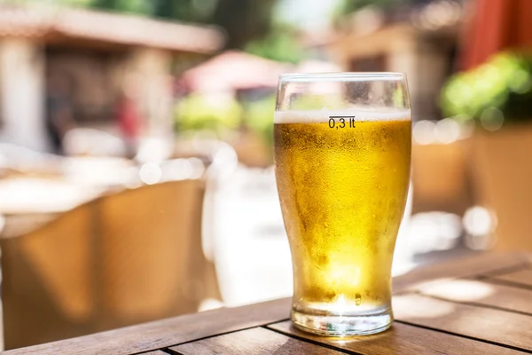 Glas light bier op de houten tafel. — Stockfoto