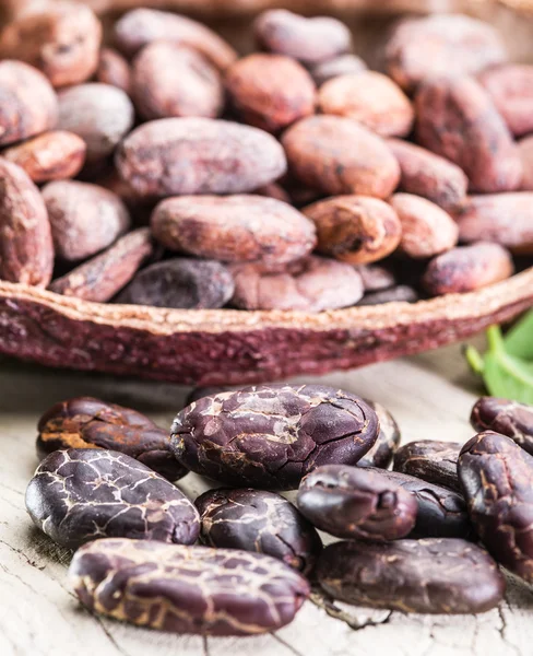 Vaina de cacao y granos de cocao en la mesa de madera . — Foto de Stock