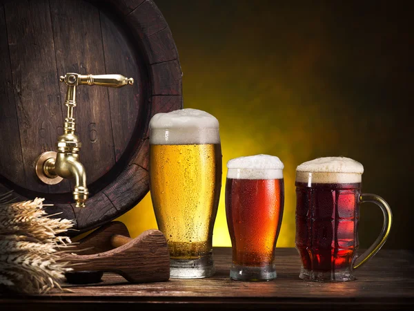 Glas öl på trä bordet. — Stockfoto