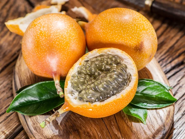 Frutas de granadilla en la mesa de madera . —  Fotos de Stock