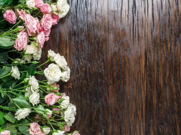 Λεπτή ολόφρεσκα τριαντάφυλλα στο φόντο ξύλινη. — Φωτογραφία Αρχείου