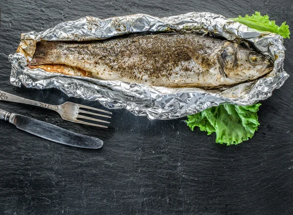 スズキの網焼き魚. — ストック写真