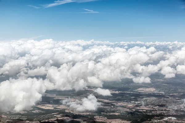 Luftaufnahme von Wolken und Landschaft unter ihnen. — Stockfoto