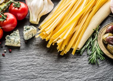 Domates, spagetti makarna ve baharatlar.